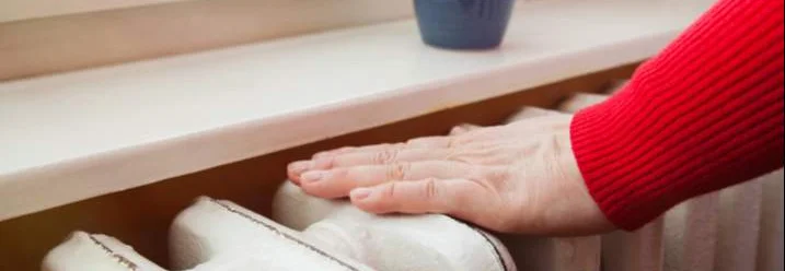 Hand prüft Heizung